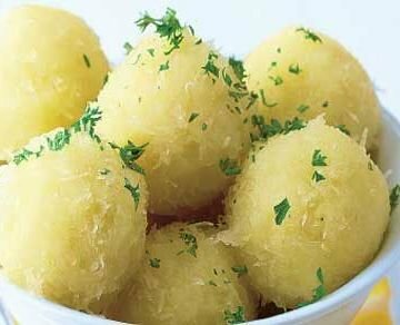 Kartoffelknödeln (potato dumplings)
