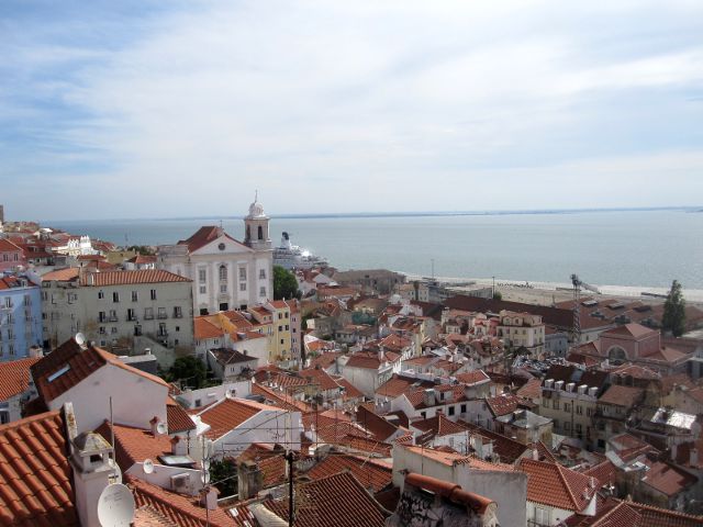 visit Lisbon in 4 days - Alfama neighborhood